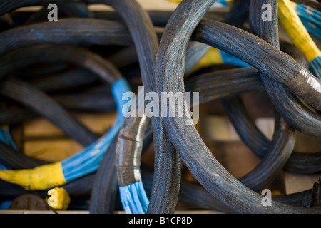 Cavi dati essendo unstalled in un ufficio moderno sono coperti in carbone-guaine colorate per facilitarne la manipolazione. Foto Stock