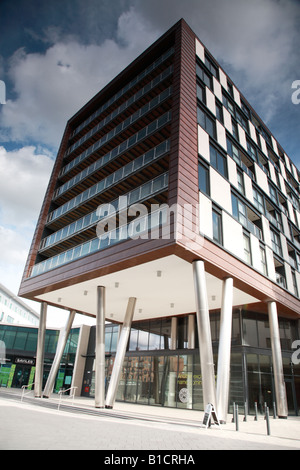 Moderno edificio quadrato su colonne in metallo Foto Stock