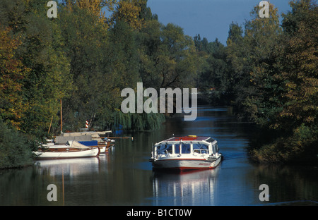 Alster barca crociera sul canale Goldbek nel distretto di Winterhude ad Amburgo, Germania Foto Stock