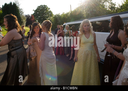 Festa di ballo UK limousine anni '2000 ragazze adolescenti sedicenni che vanno a un ballo che lascia la scuola Surrey Inghilterra anni '2008 2000 UK HOMER SYKES Foto Stock