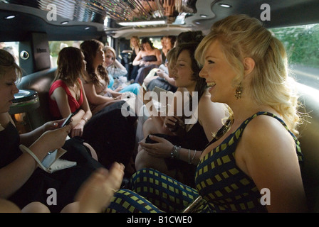 Limousine allungata interno ragazze adolescenti che vanno a una festa di ballo Un ballo che lascia la scuola fine dell'anno. Surrey, Inghilterra anni '2008 2000 Regno Unito HOMER SYKES Foto Stock