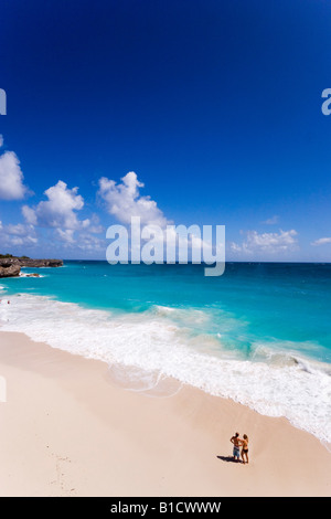 Matura in piedi di spruzzo dell'Oceano Atlantico a fondo Bay St Philip Barbados Caraibi Foto Stock