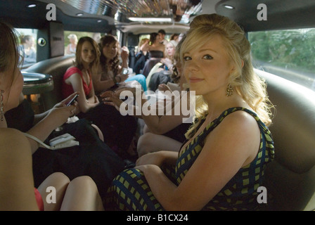 Limousine allungata interno ragazze adolescenti che vanno a una festa di ballo Un ballo che lascia la scuola fine dell'anno. Surrey, Inghilterra anni '2008 2000 Regno Unito HOMER SYKES Foto Stock