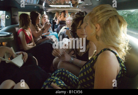 Limousine allungata interno ragazze adolescenti che vanno a una festa di ballo Un ballo che lascia la scuola fine dell'anno. Surrey, Inghilterra anni '2008 2000 Regno Unito HOMER SYKES Foto Stock