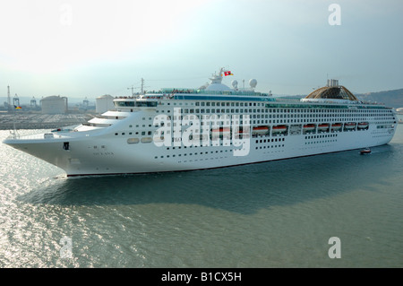 La P&O Crociera Oceana vele lontano dal porto di Barcellona Foto Stock