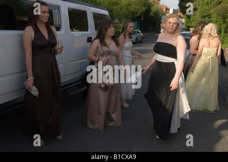 Festa di ballo UK limousine anni '2000 ragazze adolescenti sedici anni che vanno a un ballo che lascia la scuola Surrey Inghilterra 2008 UK HOMER SYKES Foto Stock