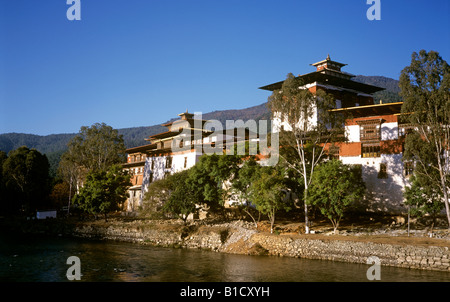 Il Bhutan Punakha Dzong accanto a Mo chhu river Foto Stock