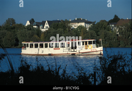 Un must assoluto: una crociera sul lago Außenalster e i suoi canali nel centro della città di Amburgo, Germania Foto Stock