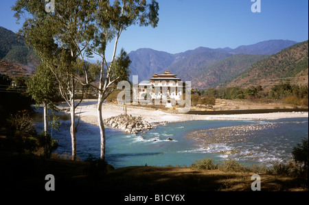 Il Bhutan Punakha Dzong dalla confluenza del Mo e Pho chhu fiumi Foto Stock