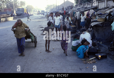 Strada nei poveri di blocchi di Bombay in India le persone che vivono in strada Foto Stock