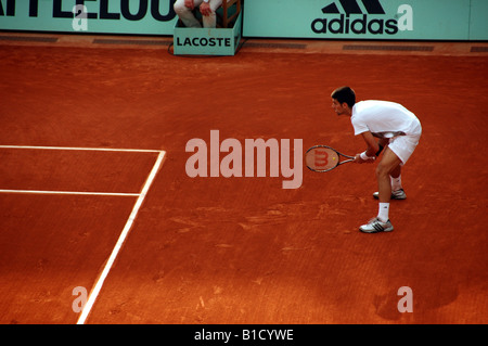 Novak Djokovic in attesa di tornare da servire a Rolland Garros durante il 2008 Open di Francia di tennis tournament Foto Stock