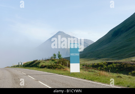 Un concorrente alla mountain bike in discesa di Coppa del Mondo a Fort William, Scozia Foto Stock