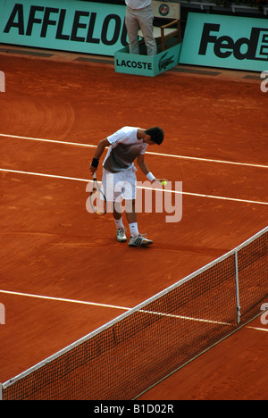 Novak Djokovic divertente la folla a Rolland Garros durante i 2008 francesi aperti Foto Stock