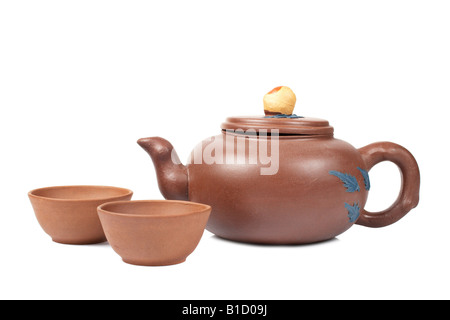 Un due teacups e teiera isolato su sfondo bianco con ombra morbida Foto Stock