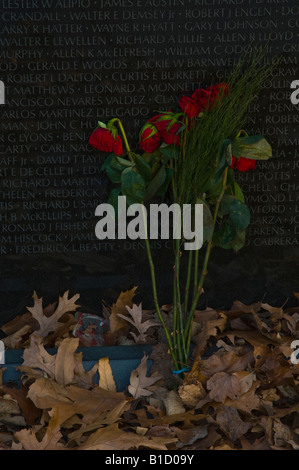 Le rose a sinistra per un soldato caduti in guerra del Vietnam Memorial Foto Stock