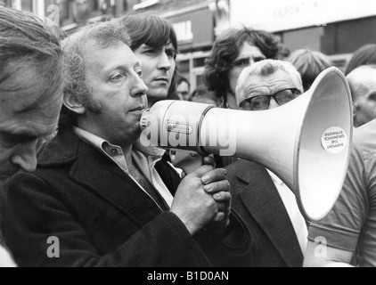 NUM leader Arthur Scargill parlando a Grunwicks sciopero rally a Londra PIC DAVID DAVID BAGNALL Grunwick disputa picket line picket picket picketing sindacato industria Foto Stock