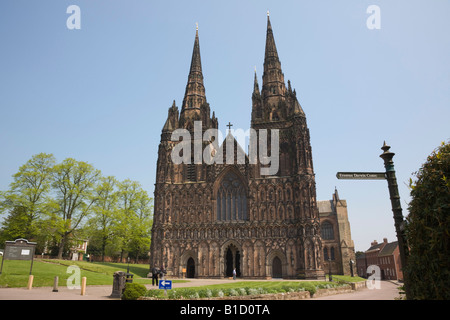 Xiii secolo cattedrale di St Mary e St Chad in pietra arenaria rossa con tre guglie. Lichfield Staffordshire West Midlands England Regno Unito Foto Stock