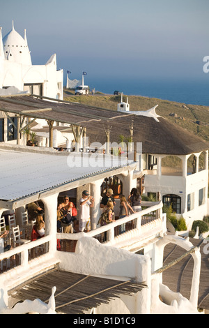 I turisti a guardare il tramonto rithual con l'Ode alla Sun da Carlos Paez Vilaro in Casapueblo Punta del Este Uruguay Foto Stock