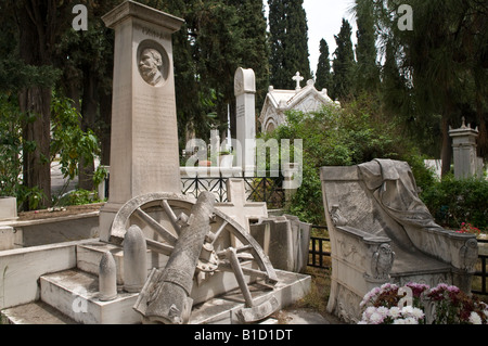 Tomba di marmo e pietre memoriali nel Proto Nekrotafio primo cimitero al Mets quartiere di Atene in Grecia Foto Stock