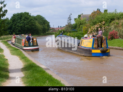 Vecchie vie navigabili britannico di lavoro barca stretta on Trent & Mersey Canal passando per vacanze vicino a Craft Rode Heath Cheshire England Regno Unito Foto Stock