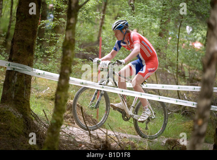 Un concorrente alla mountain bike in discesa di Coppa del Mondo a Fort William, Scozia Foto Stock