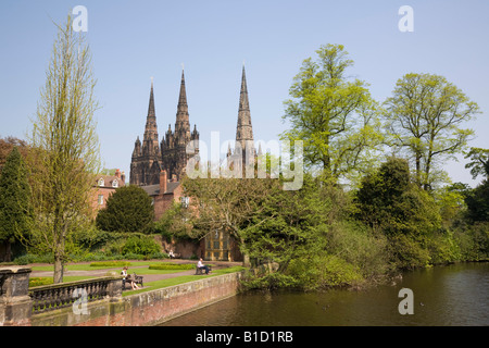 Tre guglie del XIII secolo cattedrale di St Mary e St Chad attraverso Minster piscina. Lichfield Inghilterra Staffordshire REGNO UNITO Foto Stock