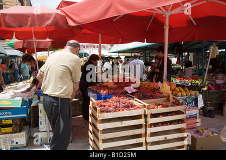 Rijeka Istria Croazia Europa Può frutta e verdura fresca per la vendita nel mercato della città Foto Stock