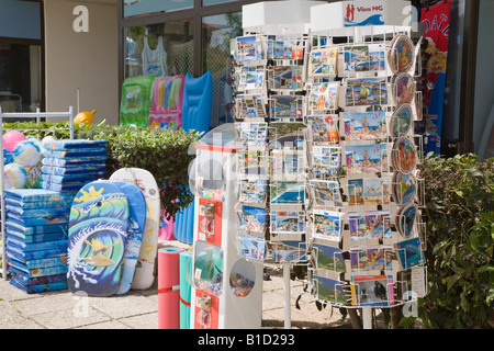 Croazia Europa. Negozio di vendita cartoline sul display stand al di fuori del mare e di merci Foto Stock