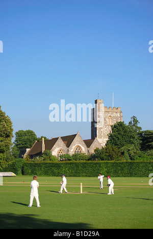 Partita di cricket sul verde mostra Bray Chiesa, Bray, Berkshire, Inghilterra, Regno Unito Foto Stock