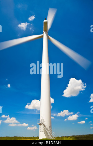 Singola turbina eolica con pale girando contro un profondo cielo blu a Westmill Wind Farm, Shrivenham, Oxfordshire, England, Regno Unito Foto Stock