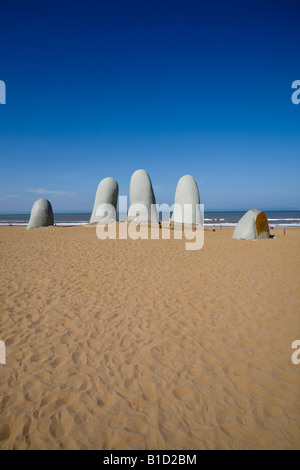 La mano di un uomo di annegamento scultura in Playa Brava spiaggia di Punta del Este Uruguay Foto Stock