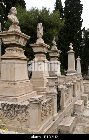 Tomba di marmo e pietre memoriali nel Proto Nekrotafio primo cimitero al Mets quartiere di Atene in Grecia Foto Stock