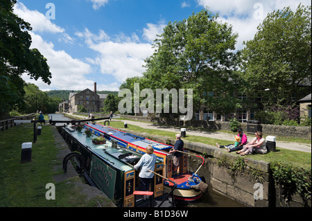 Narrowboats circa per uscire da porte di blocco sul Rochdale Canal, Hebden Bridge, Calder Valley, West Yorkshire, Inghilterra Foto Stock