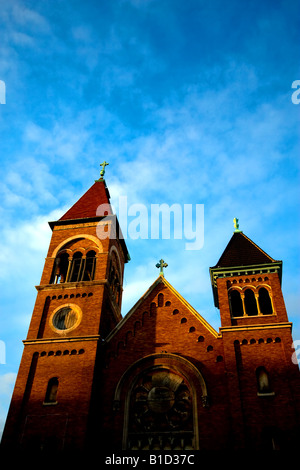 La bassa inverno sole proietta ombre lunghe sul vecchio abbandonato San Bonifacio chiesa sul lato nord-ovest di Chicago, IL. Foto Stock