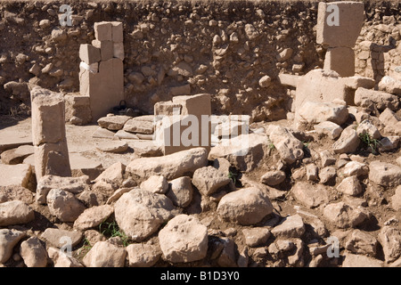 In piedi con le pietre delle pareti presso il sito neolitico di Gobekli Tepe nel sud-est della Turchia Foto Stock