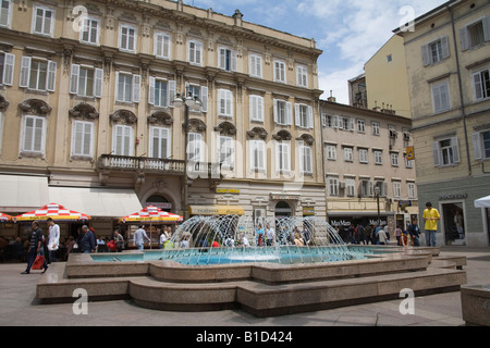 Rijeka Istria Croazia Europa Può una fontana in pedone Jadranski Trg square che conduce al Korzo Street nel cuore della città Foto Stock