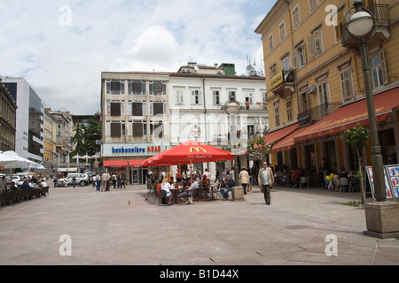 Rijeka Istria Croazia Europa persone possono cenare presso il ristorante McDonalds in una piazza off Korzo Street nel centro della città Foto Stock