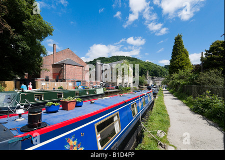 Dipinto luminosamente narrowboats in Rochdale Canal, Hebden Bridge, Calder Valley, West Yorkshire, Inghilterra, Regno Unito Foto Stock