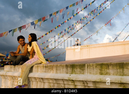 Coppia alla Stupa Boudhanath, Kathmandu, Nepal Foto Stock