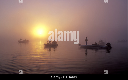 Nelle prime ore del mattino bass pescatori escono attraverso un banco di nebbia sulla gru Prairie lago sulla cascata Autostrada dei Laghi Foto Stock