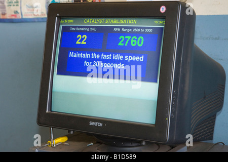 Emissioni di gas di scarico dell'apparecchiatura di prova utilizzata durante un MOT controllare per un auto Foto Stock