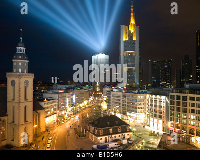 Skyline di Francoforte in vista notturna su Hauptwache protezione principale ad ovest di fasci di luce e colorati edifici alleggerito Foto Stock