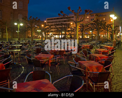 Aria aperta cafe nella notte alla luce della sera Paulsplatz Frankfurt am Main Hesse Germania Foto Stock