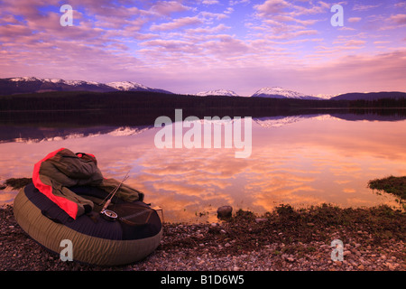 Pesca a mosca scenic di tubo galleggiante sul litorale di McBride lago vicino Lago Morice BC Foto Stock