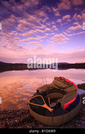 Pesca a mosca scenic di tubo galleggiante sul litorale di McBride lago vicino Lago Morice BC Foto Stock