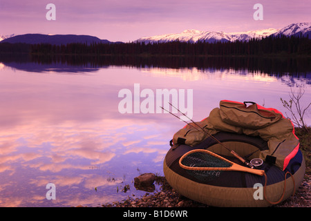 Pesca a mosca scenic di tubo galleggiante sul litorale di McBride lago vicino Lago Morice BC Foto Stock