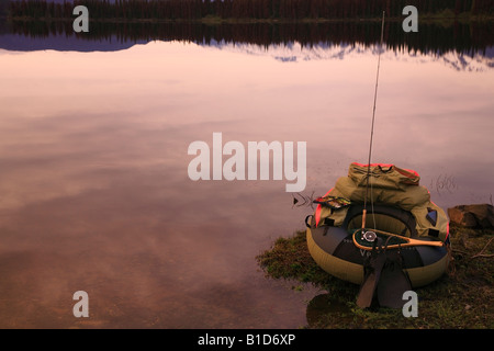 Pesca a mosca la SCENIC con tubo galleggiante sul litorale di McBride lago vicino Lago Morice BC Foto Stock