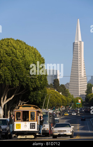 Columbus Ave North Beach Transamerica Building funivia San Francisco California USA Foto Stock