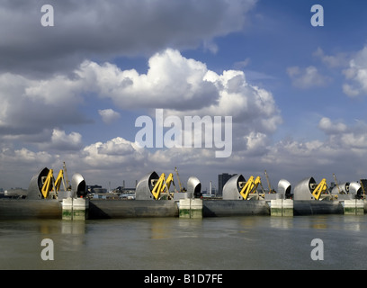 Woolwich East London River Thames Flood Barrier mostra gates sollevato Foto Stock