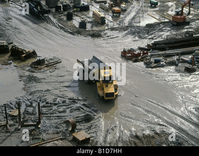 Guardando verso il basso sul dumper in lavoro allagati condizioni saturo di acqua Foto Stock